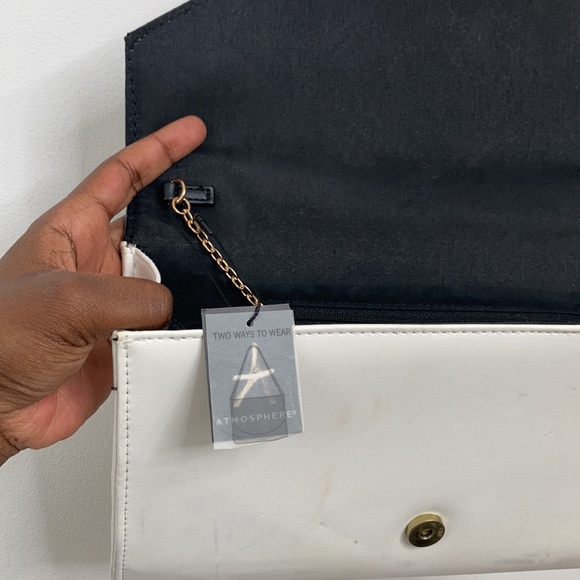 *NWT* Cute black and white Clutch - Picture 9 of 14